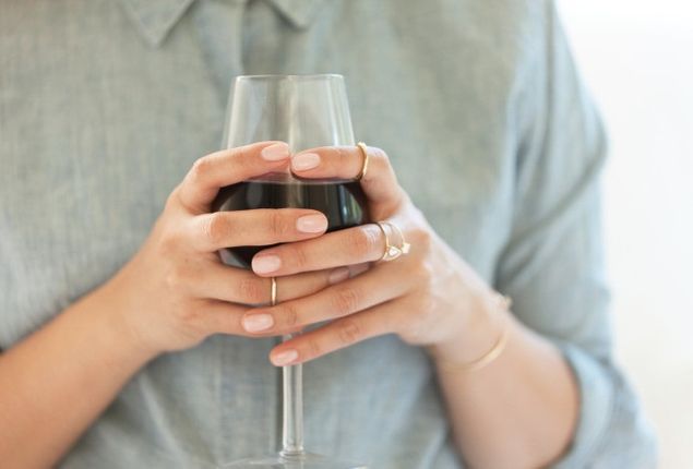 Forskningen har talt: At drikke to glas vin inden sengetid påvirker tallet på badevægten. Læs hvorfor her
Rød, hvid, rosé ... 
Alle gode grunde til at kunne drikke lidt mere vino i hverdagen – på en kontrolleret og moderat måde selvfølgelig – er nogle, vi tager kærkomment imod. Vi blev derfor glædeligt overraskede, da vi fik nys om, at forskere nu har bevist, at lidt vin inden sengetid ikke bare smager dejligt, men også har en effekt på tallet på badevægten.   

Forskerne har talt 
Ifølge forskere fra Washington State University og Harvard (ja, det er altså de store drenge, der taler her), er der et kemisk stof i vin kaldet resveratrol. Resveratrol fungerer i kroppen på den måde, at stoffet stopper fedtceller fra at tage imod mere fedt, hvilket hjælper dig med at skrumpe i størrelse. 
2 glas vin om dagen
Ifølge forskerne kan to glas vin om dagen gøre det 70% lettere at smide at blive slankere, hvis man ønsker det. Grunden til, at du helst skal indtage de to glas om aftenen er, at kalorierne i vinen giver dig en mæthedsfornemmelse, som gør, at du vil være meget mindre tilbøjelig til at snacke søde sager inden sengetid.

Danske forskere siger det også!
Også hjemme i Danmark er forskerne hoppet med på vinbølgen. Danske forskere har fundet ud af, at folk, som drikker vin hver dag, har et mindre taljemål sammenlignet med deres mere ædruelige medborgere.

Kilde: Marieclaire.co.uk